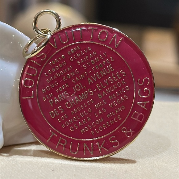 🩷 Authentic Louis Vuitton Trunks & Bags Charm, Hot Pink w/Gold-Tone Lettering 🩷 - Picture 3 of 6